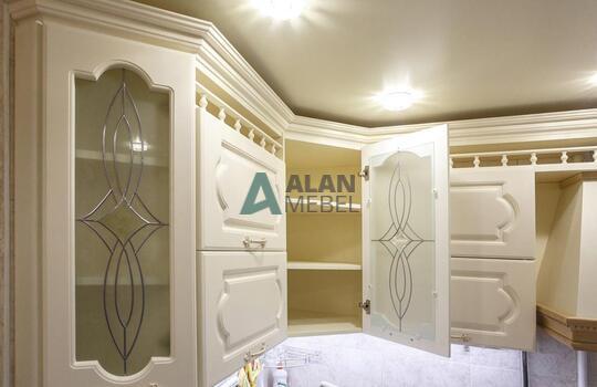 маленькая угловая кухня в классическом стиле в светлых оттенках по индивидуальному размеру 