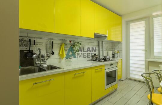 Желтая кухня без ручек со встроенной техникой 