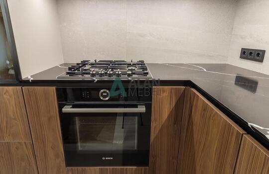 Стильная угловая кухня, фасады МДФ глянцевый со вставками из натурального шпона под лаком 